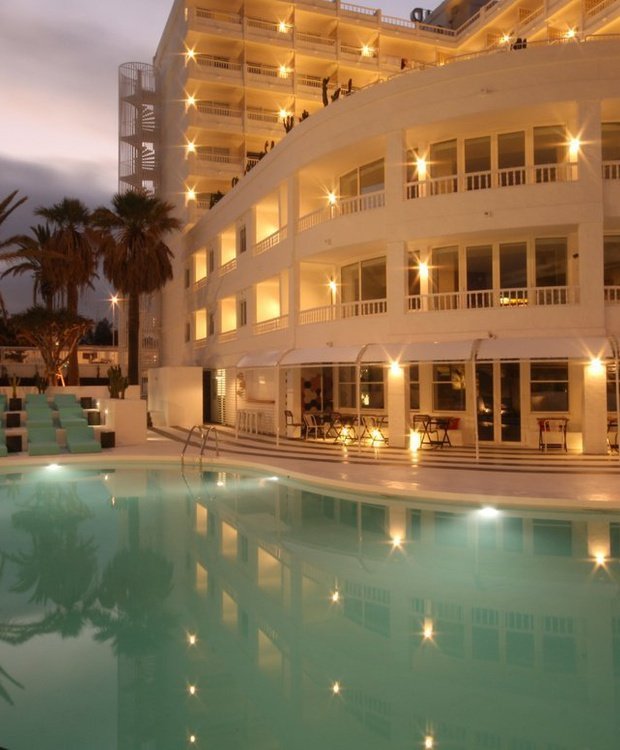 Piscina de noche Hotel Gold By Marina